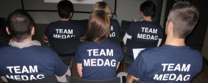 Team MEDAG im Seminar mit MEDAG-T-Shirts.